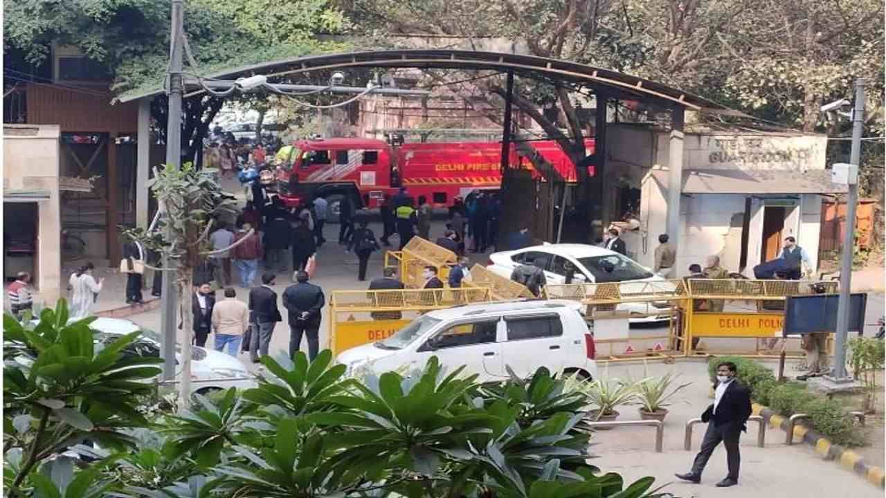 Rohini Court Blast: દિલ્હીની રોહિણી કોર્ટના રૂમ નંબર 102માં બ્લાસ્ટ થતાં ખળભળાટ મચ્યો, વિસ્ફોટ બાદ દિલ્હી પોલીસે ઘટના સ્થળની આસપાસ સુરક્ષા વધારી