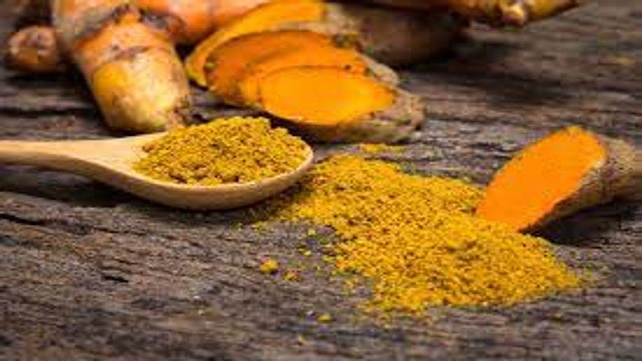 હળદર ત્વચા માટે સારી માનવામાં આવે છે. તેનો ઉપયોગ તમામ સૌંદર્ય પ્રસાધનોમાં પણ થાય છે. પરંતુ તેનું વધુ પડતું સેવન કરવાથી ત્વચાની એલર્જી પણ થઈ શકે છે. 