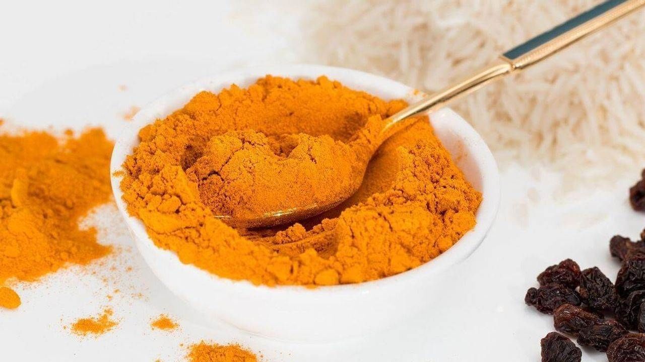 વધુ હળદર ખાવાથી શ્વાસની તકલીફ પણ થઇ શકે છે. તેથી, જો તમે કોઈપણ સમસ્યામાં દવા તરીકે હળદરને વધુ માત્રામાં લેવા માગતા હોવ તો એકવાર આયુર્વેદ નિષ્ણાતની સલાહ અવશ્ય લો.