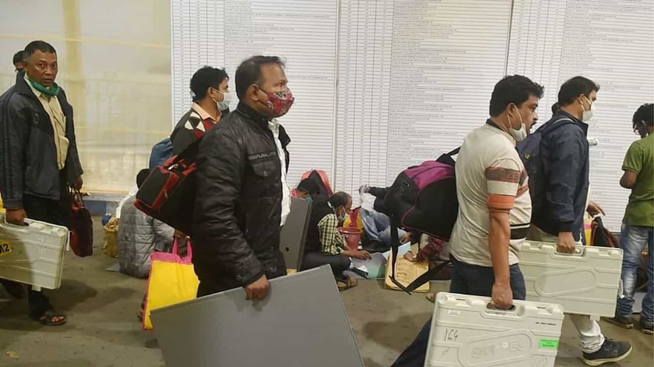 ચૂંટણી ફરજમાં રોકાયેલા લોકોને પણ ફ્રન્ટલાઈન વર્કર્સની શ્રેણીમાં સામેલ કરવામાં આવશે, રસીકરણની ઝડપ વધારવા કેન્દ્રની સૂચના