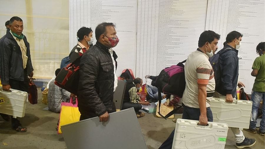 ચૂંટણી ફરજમાં રોકાયેલા લોકોને પણ ફ્રન્ટલાઈન વર્કર્સની શ્રેણીમાં સામેલ કરવામાં આવશે, રસીકરણની ઝડપ વધારવા કેન્દ્રની સૂચના