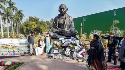 સસ્પેન્ડેડ સાંસદોના મામલે કેન્દ્રની પહેલ, 5 રાજકીય પક્ષોની બેઠક બોલાવાઈ, વિપક્ષે કહ્યું- બેઠકમાં સામેલ નહીં થાય