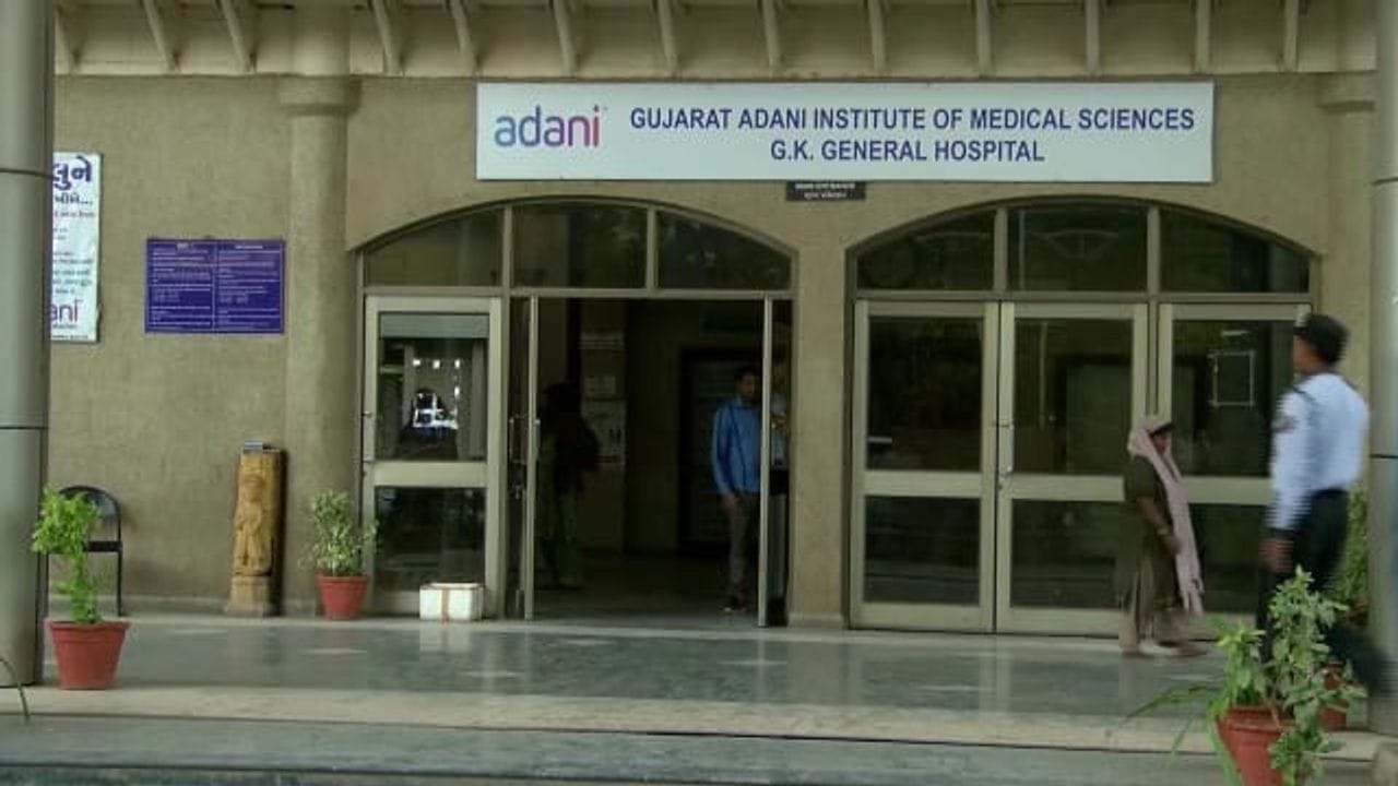 KUTCH : ભુજમાં ADANI સંચાલિત GK GENERAL HOSPITALની ગંભીર બેદરકારી સામે આવી, જાણો શું છે સમગ્ર મામલો
