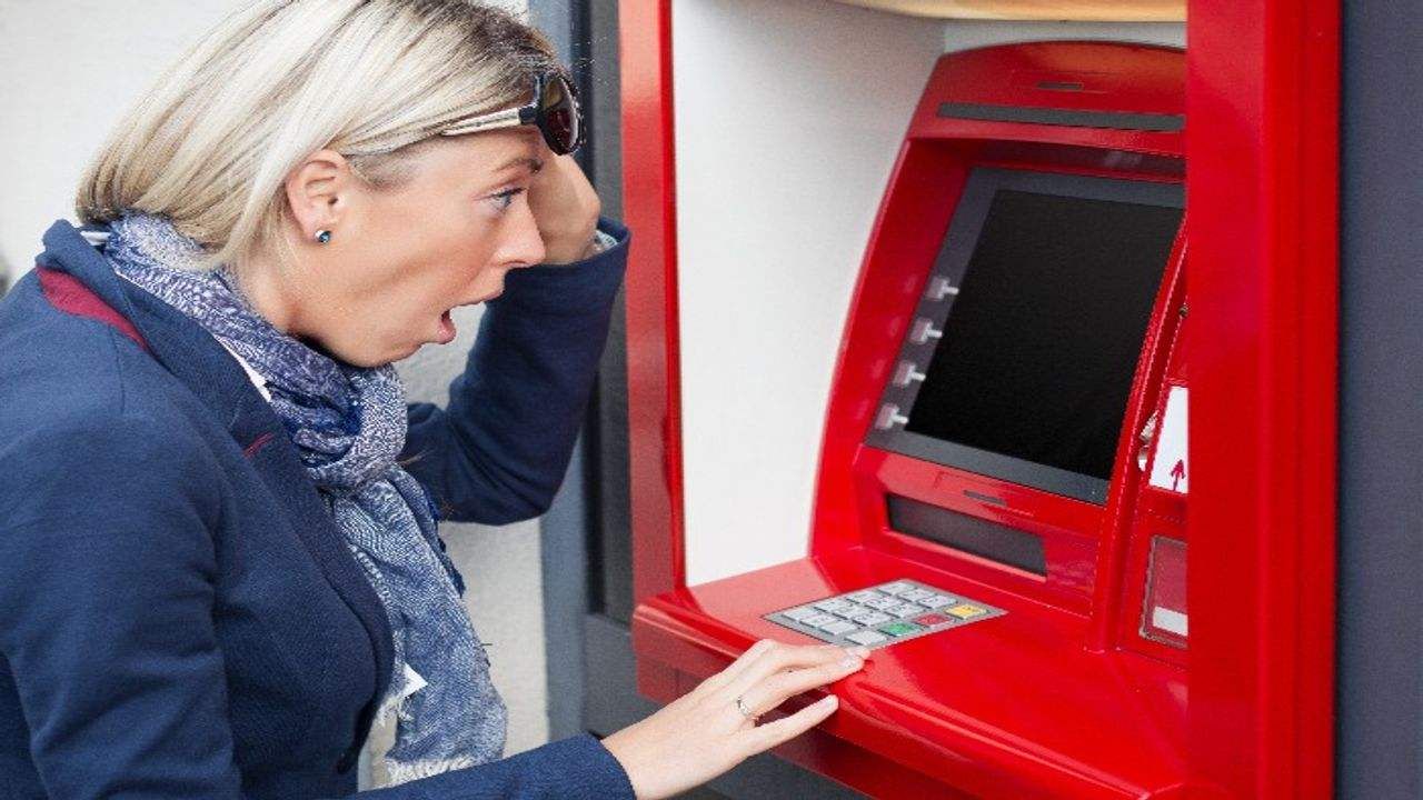 ATM મશીનમાં કાર્ડ ફસાઈ જાય તો શું કરવું? કાર્ડ કેવી રીતે પાછું મેળવશો, જાણો વિગતવાર