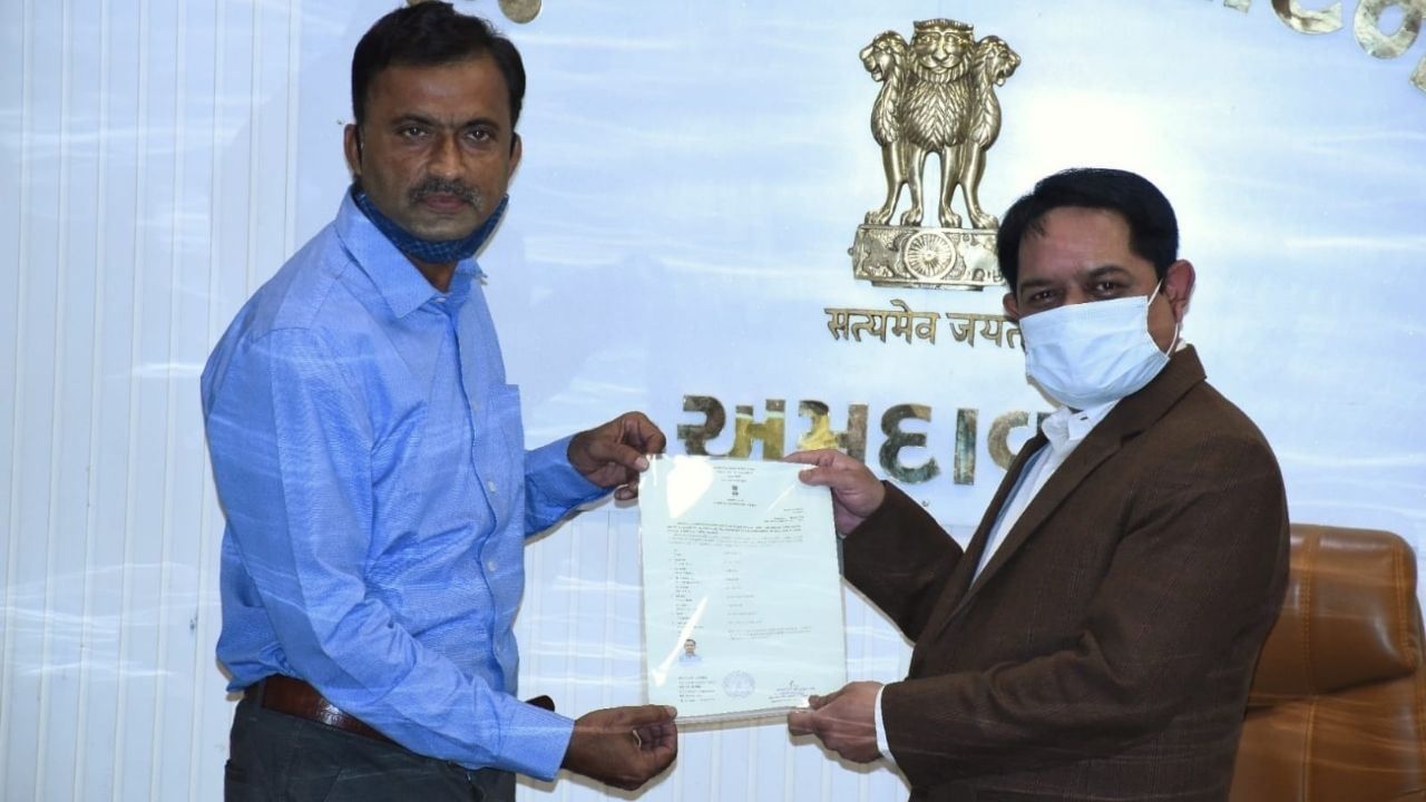 AHMEDABAD : કલેકટરે  24 પાકિસ્તાની હિન્દુઓને ભારતીય નાગરિકતા પત્ર એનાયત કર્યા