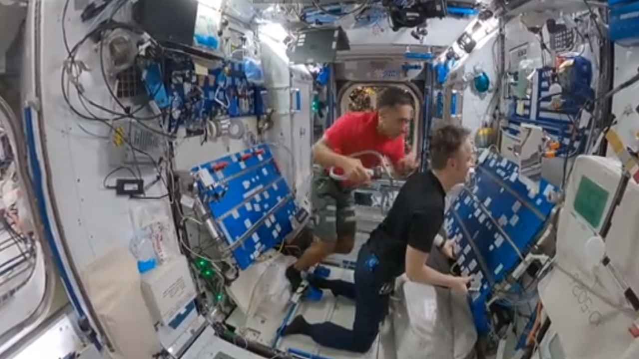 Viral Video: એસ્ટ્રોનોટ્નો આંતરરાષ્ટ્રીય સ્પેસ સ્ટેશનમાં વાળ કપાવતો વીડિયો વાયરલ