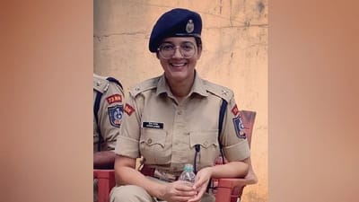 UPSC જેવી કઠિન પરીક્ષાઓ પાસ કરનાર વિદ્યાર્થીઓ ઘણા યુવાનો માટે પોતાનામાં રોલ મોડેલ બની જાય છે. એવું જ એક નામ સામે આવ્યું છે, એમન જમાલ. ગોરખપુરના રહેવાસી એમન જમાલની પ્રતિષ્ઠિત ભારતીય પોલીસ સેવા (IPS)માં પસંદગી કરવામાં આવી છે. એમનને UPSC પરીક્ષા 2018માં IPS રેન્ક મળ્યો હતો.