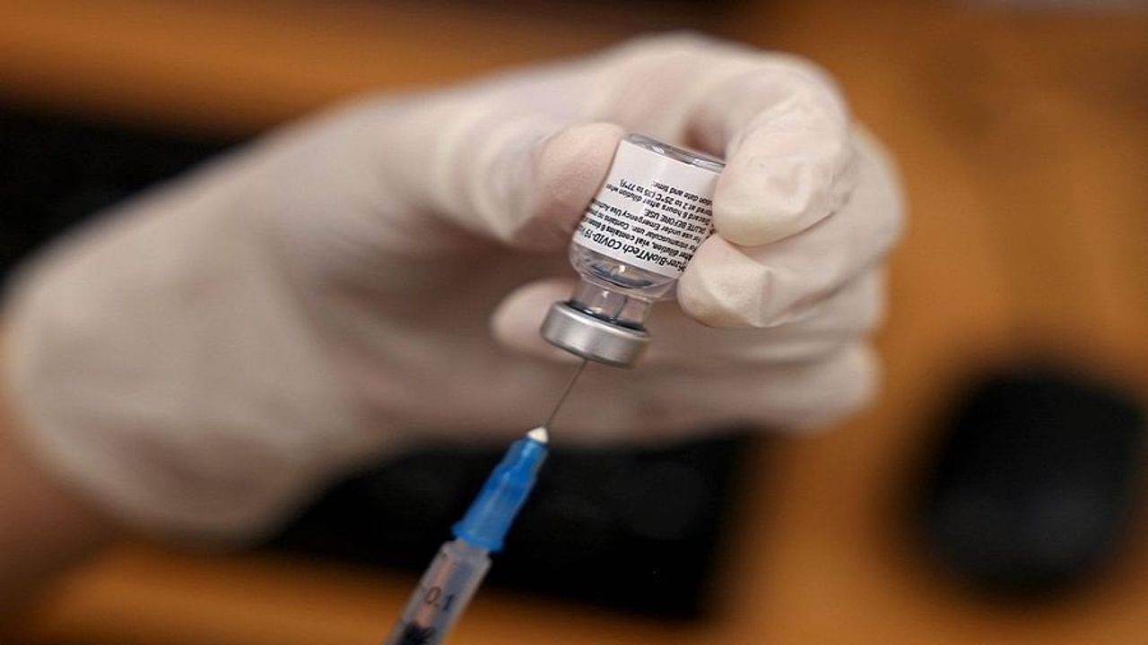 બૂસ્ટર ડોઝને લઈને પરિણામ એકત્ર કરવામાં વ્યસ્ત સરકાર, ડોક્ટરે કહ્યું- રસીથી કોરોના વેવને રોકવો મુશ્કેલ