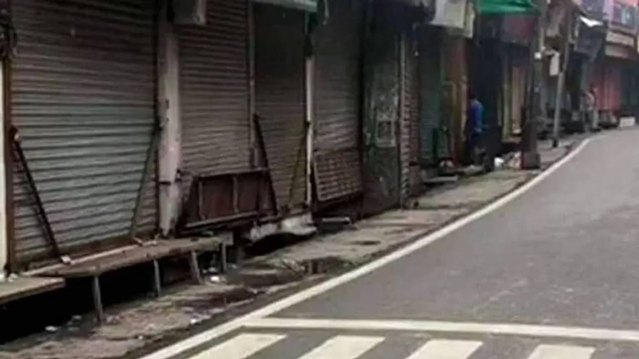 Omicron Alert: યુપીમાં રાતના 11 વાગ્યાથી સવારના 5 વાગ્યા સુધી નાઈટ કર્ફ્યુની જાહેરાત, લગ્નમાં 200 લોકોને મંજૂરી, સીએમ યોગીએ નવા નિર્દેશ જારી કર્યા