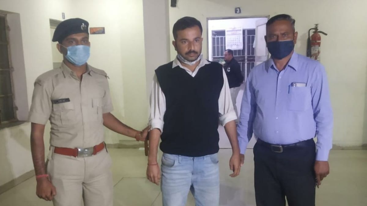 AHMEDABAD : EDમાં નોકરી આપવાની લાલચ આપી લાખો રૂપિયા પડાવનાર નકલી IB ઓફિસરની ધરપકડ