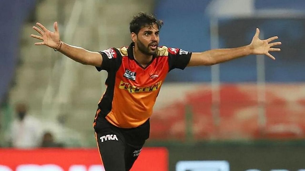 ભુવનેશ્વર કુમાર- KKR સનરાઇઝર્સ હૈદરાબાદ દ્વારા બહાર પાડવામાં આવેલ અનુભવી ભારતીય ઝડપી બોલર ભુવનેશ્વર કુમાર પર તેની દાવ રમી શકે છે. ભુવનેશ્વરમાં ઇનિંગ્સના કોઈપણ ભાગમાં આર્થિક બોલિંગ કરવાની ક્ષમતા છે અને આવી સ્થિતિમાં તે KKR માટે ખૂબ કામમાં આવી શકે છે.