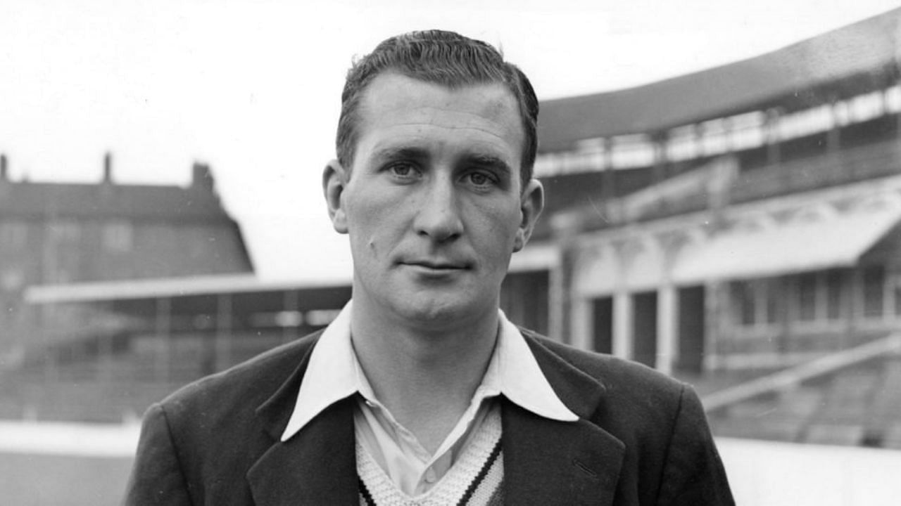ઇંગ્લેન્ડના દિગ્ગજ સ્પિનર ​​જિમ લેકર ટેસ્ટ ક્રિકેટમાં એક ઇનિંગમાં 10 વિકેટ લેનાર પ્રથમ ખેલાડી હતો. લેકરે 1956માં ઓસ્ટ્રેલિયા સામે માન્ચેસ્ટર ટેસ્ટની બીજી ઈનિંગમાં તમામ 10 વિકેટ લઈને ઈતિહાસ રચ્યો હતો. લેકરે 51.2 ઓવરમાં 53 રન આપીને આ 10 વિકેટ લીધી હતી.