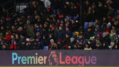 યુનાઇટેડ કિંગડમમાં છેલ્લા કેટલાક દિવસોમાં કોરોના વાયરસના સંક્રમણના કેસમાં થયેલા વધારાની અસર પ્રખ્યાત ફૂટબોલ લીગ પ્રીમિયર લીગ પર પણ જોવા મળી રહી છે.