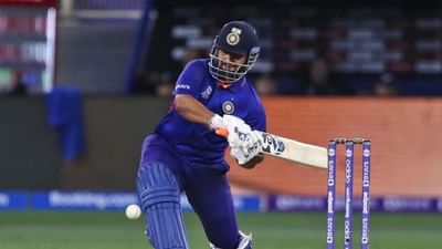 ભારતીય ક્રિકેટ ટીમ (Indian Cricket Team) નો સિક્સર કિંગ (Sixer King) છે રોહિત શર્મા (Rohit Sharma). તેમાં કોઈ શંકા નથી. ભારત માટે આંતરરાષ્ટ્રીય ક્રિકેટમાં સૌથી વધુ સિક્સર ફટકારવાનો રેકોર્ડ રોહિતના નામે છે. હવે આ મામલે યુવા વિકેટકીપર-બેટ્સમેન ઋષભ પંત (Rishabh Pant) તેને ટીમ ઈન્ડિયાની અંદરથી સ્પર્ધા આપી રહ્યો છે. ડાબા હાથના સ્ટાર ભારતીય બેટ્સમેને 2021માં આ મામલે રોહિત શર્માને પણ પાછળ છોડી દીધો હતો.