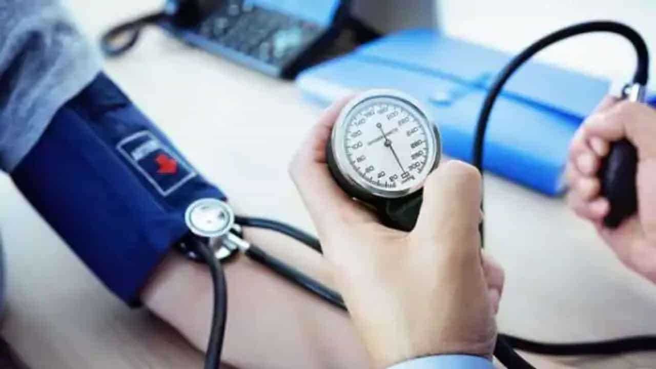 હાઈ બીપીના દર્દી ખાસ વાંચે: શિયાળાની ઠંડીમાં રાખો આ બાબતોનું ધ્યાન, નહીંતર પડી જશે ભારે