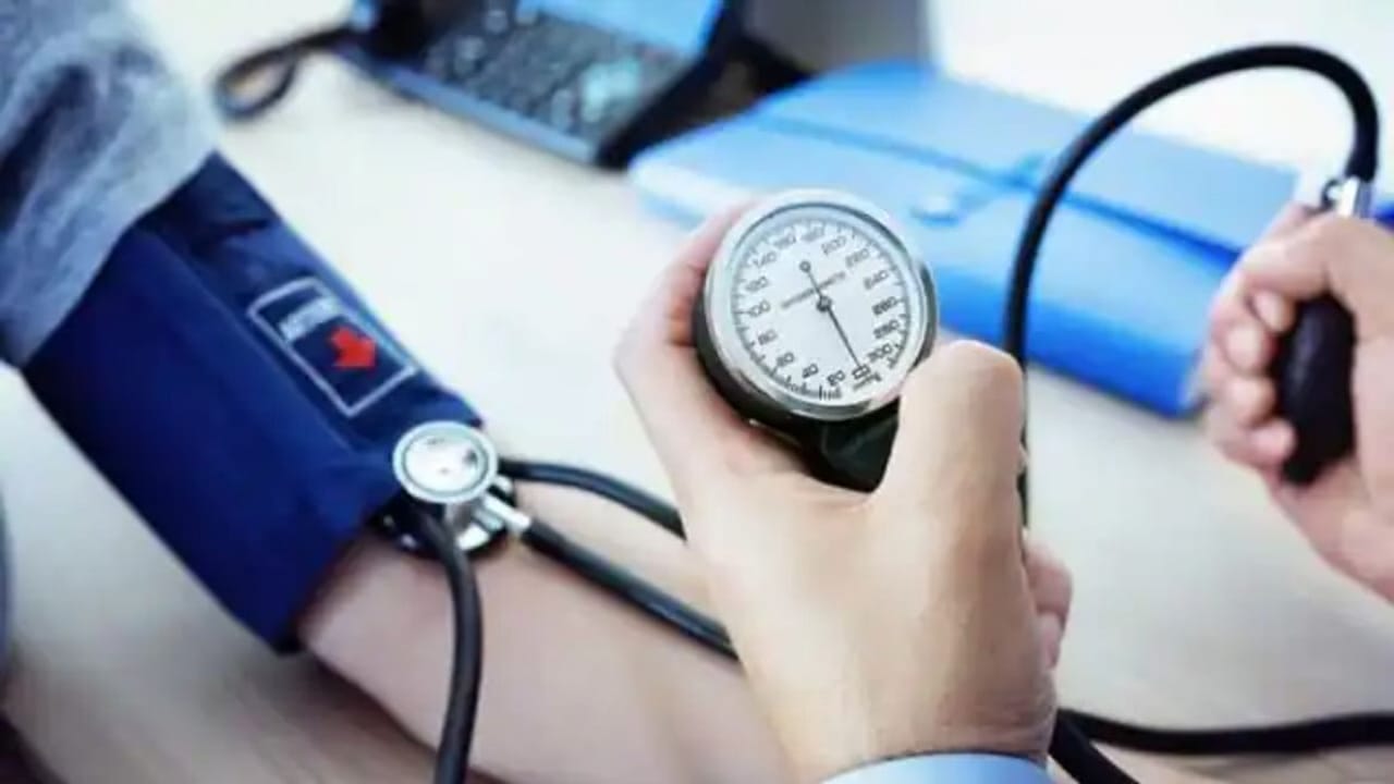 હાઈ બીપીના દર્દી ખાસ વાંચે: શિયાળાની ઠંડીમાં રાખો આ બાબતોનું ધ્યાન, નહીંતર પડી જશે ભારે