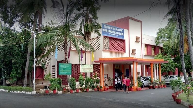 IHM Chennai - ઇન્સ્ટિટ્યૂટ ઑફ હોટેલ મેનેજમેન્ટ કેટરિંગ ટેક્નોલોજી અને એપ્લાઇડ ન્યુટ્રિશન, ચેન્નાઈ ખાતે M.Sc માં પ્રવેશ માટે, વ્યક્તિ પાસે NCHMCT અને B.Sc ડિગ્રી હોવી આવશ્યક છે. ડિપ્લોમા ઇન બેકરી અને કન્ફેક્શનરી, ડિપ્લોમા ઇન હાઉસકીપિંગ ઓપરેશન, ડિપ્લોમા ઇન ફૂડ પ્રોડક્શન જેવા અભ્યાસક્રમો અહીં ઓફર કરવામાં આવે છે.