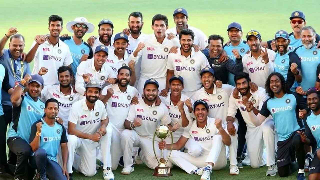 ભારતીય ટીમ (Team India) હાલ દક્ષિણ આફ્રિકા (South Africa) ના પ્રવાસે છે. વિરાટ કોહલી (Virat Kohli) ની કપ્તાનીમાં આ ટીમ અહીં ત્રણ મેચની ટેસ્ટ શ્રેણી રમશે અને તે કામ કરવાનો પ્રયાસ કરશે જે હજુ સુધી થયું નથી. ભારતે ઓસ્ટ્રેલિયા, ઈંગ્લેન્ડ, વેસ્ટ ઈન્ડિઝમાં શ્રેણી ટેસ્ટ શ્રેણી જીતી છે પરંતુ દક્ષિણ આફ્રિકામાં ટેસ્ટ શ્રેણીમાં તેનો હિસ્સો હજુ સુધી મળ્યો નથી. ભારતીય ટીમની ઈચ્છા આ દુષ્કાળને ખતમ કરવાની રહેશે. તેનો માર્ગ સરળ નહીં હોય. તેની સફર એવી જગ્યાએથી શરૂ થવા જઈ રહી છે જ્યાં દક્ષિણ આફ્રિકાનો દબદબો છે.