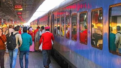 Indian Railways: તમે ટ્રેનમાં મુસાફરી કરી હશે. મોટાભાગની મેલ/એક્સપ્રેસ ટ્રેનોમાં કોચની વ્યવસ્થા એક સરખી હોય છે. રાજધાની, શતાબ્દી જેવી સંપૂર્ણ એસી ટ્રેનો સિવાય, મોટાભાગની એક્સપ્રેસ ટ્રેનોમાં પહેલા એન્જિન, પછી જનરલ કોચ, પછી સ્લીપર, એસી કોચ અને પછી સામાન્ય કોચ હોય છે. કહેવાનો મતલબ એ છે કે જનરલ કોચ ટ્રેનની બંને બાજુએ હોય છે અને એસી કે અપર ક્લાસના કોચ હંમેશા ટ્રેનની વચ્ચે હોય છે. શું તમે વિચાર્યું છે કે આવું શા માટે કરવામાં આવે છે?
