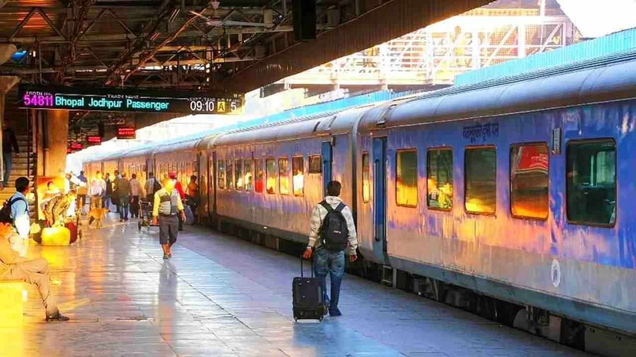 મળતી માહિતી મુજબ, ટ્રેનમાં કોચનો ઓર્ડર મુસાફરોની સુવિધા અને સુરક્ષાને ધ્યાનમાં રાખીને બનાવવામાં આવ્યો છે. અપર ક્લાસ કોચ, લેડીઝ કોચ વગેરે ટ્રેનની વચ્ચે છે. જ્યારે ટ્રેનની બંને બાજુઓ પાસે ભીડભાડવાળી સામાન્ય કોચ આવેલા હોય છે. એવું કહેવાય છે કે આ મુસાફરોની સુવિધા માટે કરવામાં આવ્યું છે.
