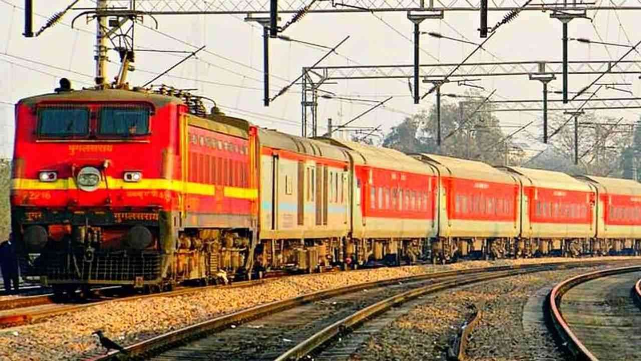 એસી કોચમાં મુસાફરી કરતા મુસાફરો પ્રમાણમાં વધુ ભાડું ચૂકવતા હોવાથી અન્ય મુસાફરોની તુલનામાં તેમની સગવડતાનું ધ્યાન રાખવું પડે છે. સાઈડમાં જનરલ કોચ અને વચ્ચે એસી કોચ મૂકવાના કારણે મુસાફરોની ભીડ વહેંચાઈ જાય છે. એસી કોચમાં મુસાફરી કરતા લોકોની ભીડ ઓછી જોવા મળે છે.
