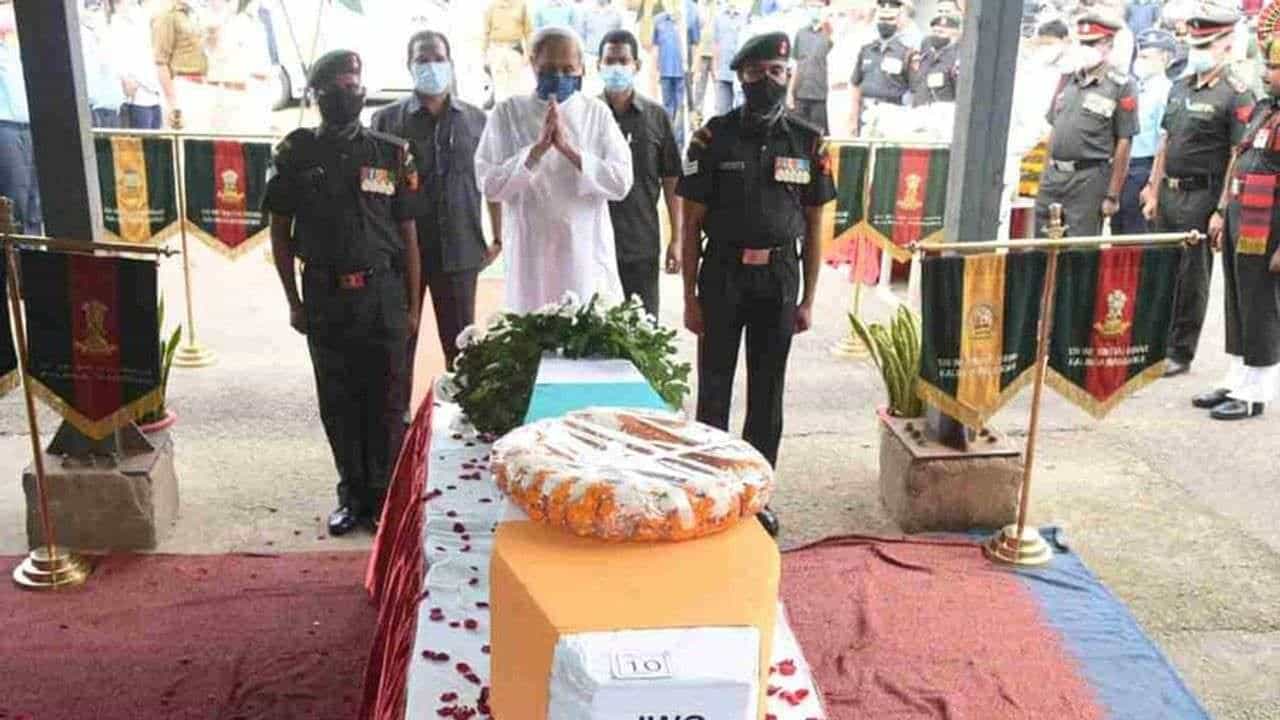Helicopter Crash: એરફોર્સ ઓફિસરનો મૃતદેહ ઓડિશા પહોંચ્યો, મુખ્યમંત્રી પટનાયકે આપી શ્રદ્ધાંજલિ