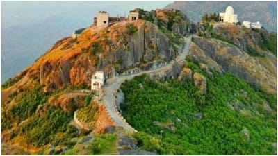 માઉન્ટ આબુ, રાજસ્થાન - રાજસ્થાનમાં માઉન્ટ આબુ એ ફરવા માટેનું લોકપ્રિય હિલ સ્ટેશન છે. માઉન્ટ આબુ હિલ સ્ટેશનમાં મંદિરો મુખ્ય આકર્ષણ છે. ખુશનુમા વાતાવરણને કારણે ઘણા પ્રવાસીઓ અહીં આવતા હોય છે. આસપાસની અરવલ્લીની ટેકરીઓ તેમની પ્રાકૃતિક સુંદરતા અને અદ્ભુત નજારો માટે આ હિલ સ્ટેશન પ્રખ્યાત છે.