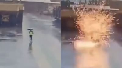 Viral: ચમત્કાર ! છત્રી લઈ ચાલતા શખ્સની માથે જ પડી વીજળી છતાં છે હેમખેમ, વીડિયો જોઈ સૌ કોઈ દંગ !