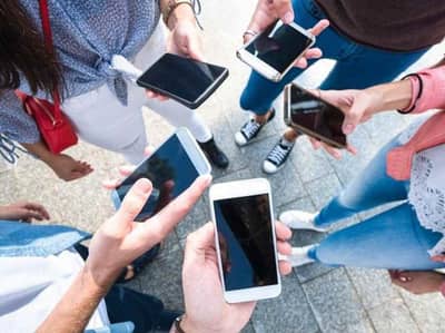 ગુજરાતીઓ મોબાઇલ ફોન રાખવામાં પણ અગ્રેસર, સર્વેમાં સામે આવી વિગતો