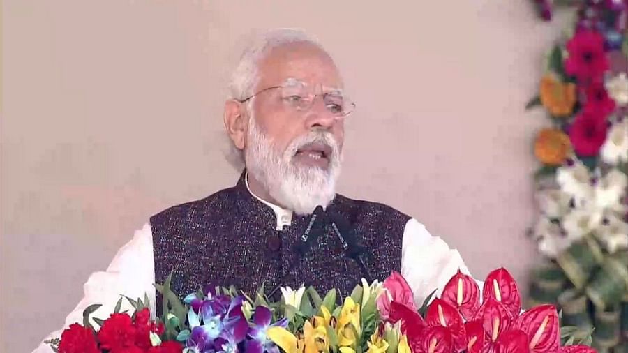 PM Narendra Modi in Gorakhpur: સપા પર પીએમ મોદીનો પ્રહાર, કહ્યું- 'લાલ ટોપી વાળાઓને લાલ બત્તીથી મતલબ, આ લોકો યુપી માટે રેડ એલર્ટ છે'