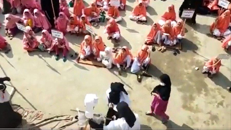 Video : પાકિસ્તાનની મસ્જિદોમાં આપવામાં આવે છે 'મર્ડરની ટ્રેનિંગ', ઇશનિંદાના આરોપીનું માથુ કાપવાની પ્રેક્ટિસ કરી રહી છે વિદ્યાર્થીનીઓ