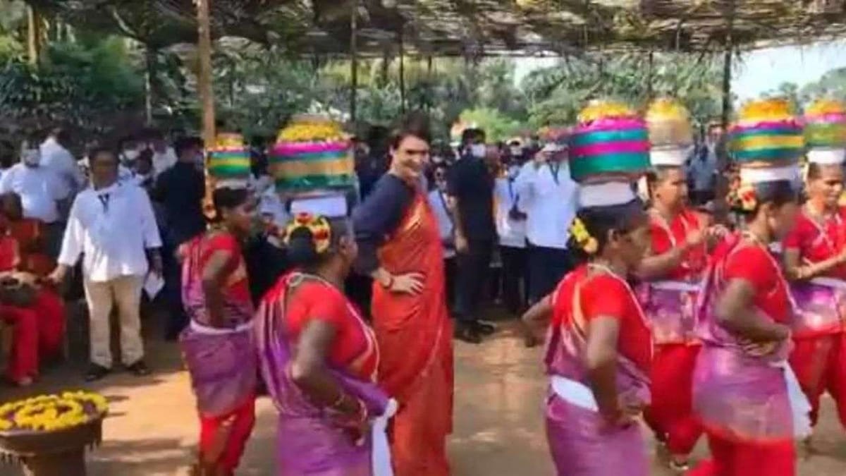 કોંગ્રેસ મહાસચિવનો અનોખો અંદાજ : આદિવાસી મહિલાઓ સાથે પરંપરાગત નૃત્ય કરતા જોવા મળ્યા પ્રિયંકા ગાંધી, જુઓ VIDEO