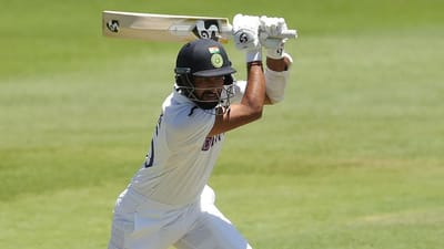 સેન્ચુરિયન ટેસ્ટ (Centurion Test) ના પહેલા દિવસે ટીમ ઈન્ડિયા (Team India) ના બેટ્સમેનોએ શાનદાર પ્રદર્શન કર્યું હતું. મયંક અગ્રવાલ (Mayank Agarwal) અને કેએલ રાહુલે (KL Rahul) સદીની ઓપનિંગ ભાગીદારી કરી હતી. બંનેએ પ્રથમ વિકેટ માટે 117 રન જોડ્યા હતા. ભારતીય ઓપનરોએ પણ અડધી સદી ફટકારી હતી. મયંક અગ્રવાલે 60 રન અને કેએલ રાહુલે પણ ફિફ્ટી ફટકારી હતી. જોકે સેન્ચુરિયનની પીચ ચેતેશ્વર પૂજારા (Cheteshwar Pujara) માટે અનલકી સાબિત થઈ હતી.