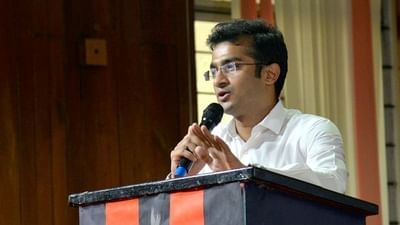 UPSC સિવિલ સર્વિસ પરીક્ષાની ગણના દેશની સૌથી અઘરી પરીક્ષાઓમાં થાય છે. ઉમેદવારોને આ પરીક્ષા પાસ કરવામાં ઘણા વર્ષો લાગે છે. ઘણા ઉમેદવારો સતત નિષ્ફળતાને કારણે હતાશાથી તૈયારી છોડી દે છે. તે જ સમયે, એવા ઘણા ઓછા ઉમેદવારો છે, જેઓ હિંમત હારતા નથી અને સફળ થયા પછી જ ઉદાહરણ સ્થાપિત કરે છે. આવી જ કહાની છે IAS ઓફિસર રાહુલ સંકનુરની (IAS Topper Rahul Sankanur).