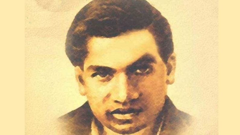 તેમના શાળાના દિવસો દરમિયાન તેમના કોઈ મિત્રો નહોતા કારણ કે, તેમના સાથીદારો તેમને સમજી શકતા ન હતા. રામાનુજન ઘરના ખર્ચને પહોંચી વળવા ટ્યુશન ભણાવતા હતા. એવું કહેવાય છે કે તે 7મા ધોરણમાં બીએના વિદ્યાર્થીઓને ટ્યુશન ભણાવતા હતા. તે જ સમયે, માત્ર 13 વર્ષની ઉંમરે, તેણે અદ્યતન ત્રિકોણમિતિ યાદ રાખી અને પોતાનું પ્રમેય બનાવવાનું શરૂ કર્યું.