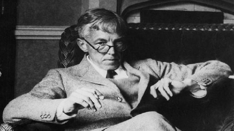 બ્રિટનના પ્રોફેસર હાર્ડી રામાનુજનને વિશ્વના સૌથી મહાન ગણિતશાસ્ત્રી માનતા હતા. પ્રોફેસર હાર્ડીએ વિશ્વના સૌથી તેજસ્વી લોકોને 100માં સ્થાન આપ્યું હતું અને આ યાદીમાં પોતાને સોમાંથી ત્રીસ સ્થાન આપ્યા હતા, પરંતુ રામાનુજનને 100માંથી 100 આપ્યા હતા. હાર્ડીએ રામાનુજનને વર્ષ 1913માં કેમ્બ્રિજ યુનિવર્સિટીમાં ભણાવવા માટે આમંત્રણ આપ્યું.