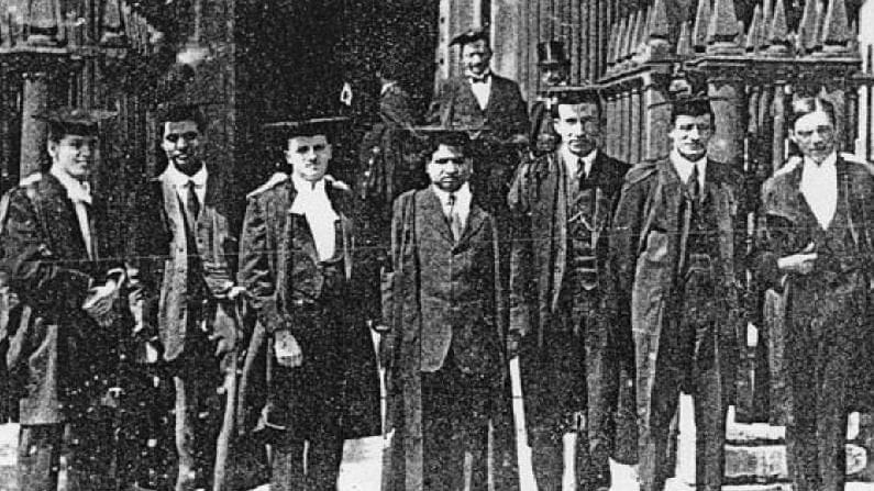 નિષ્ણાતો કહે છે કે, જ્યારે રામાનુજન 16 વર્ષના હતા, ત્યારે તેમના એક મિત્રએ તેમને પુસ્તકાલયમાંથી જીએસ દ્વારા લખેલું પુસ્તક આપ્યું હતું, જેમાં 5000 થી વધુ પ્રમેય હતા. આ પુસ્તક વાંચ્યા પછી રામાનુજનની ગણિતના જાદુગર બનવાની સફર શરૂ થઈ. ગણિતમાં નિષ્ણાત હોવાથી રામાનુજનને સરકારી આર્ટસ કોલેજમાં અભ્યાસ કરવાની તક મળી અને શિષ્યવૃત્તિ મળવા લાગી.