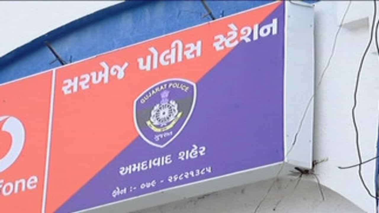 AHMEDABAD : સરખેજ પોલીસે સરકારી અને ખાનગી જમીન પર દબાણ કરનારા 43 લોકો સામે ગુનો નોંધ્યો