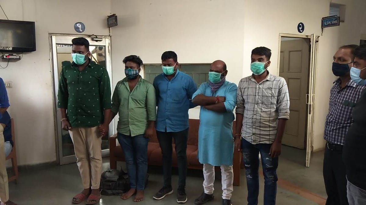 અમદાવાદમાં સરખેજ પોલીસે ડ્રાઈવરો પાસેથી ગેરકાયદે નાણાં ઉઘરાવતા પાંચ લોકોની ધરપકડ કરી