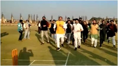 MP: જ્યોતિરાદિત્ય સિંધિયા સ્ટેડિયમમાં દોડવા લાગ્યા, ક્રિઝ પર ફટકાર્યા ચોગ્ગા અને છગ્ગા, જુઓ VIDEO