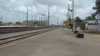 Surat : ટ્રેનોમાં મહિલાઓની સુરક્ષાના દાવા વચ્ચે મહિલા યાત્રી સાથે યુવકોએ ગાળાગાળી કરી,ભેસ્તાન સ્ટેશન પર પતિ સહીત બે પર ચપ્પુ વડે હુમલો