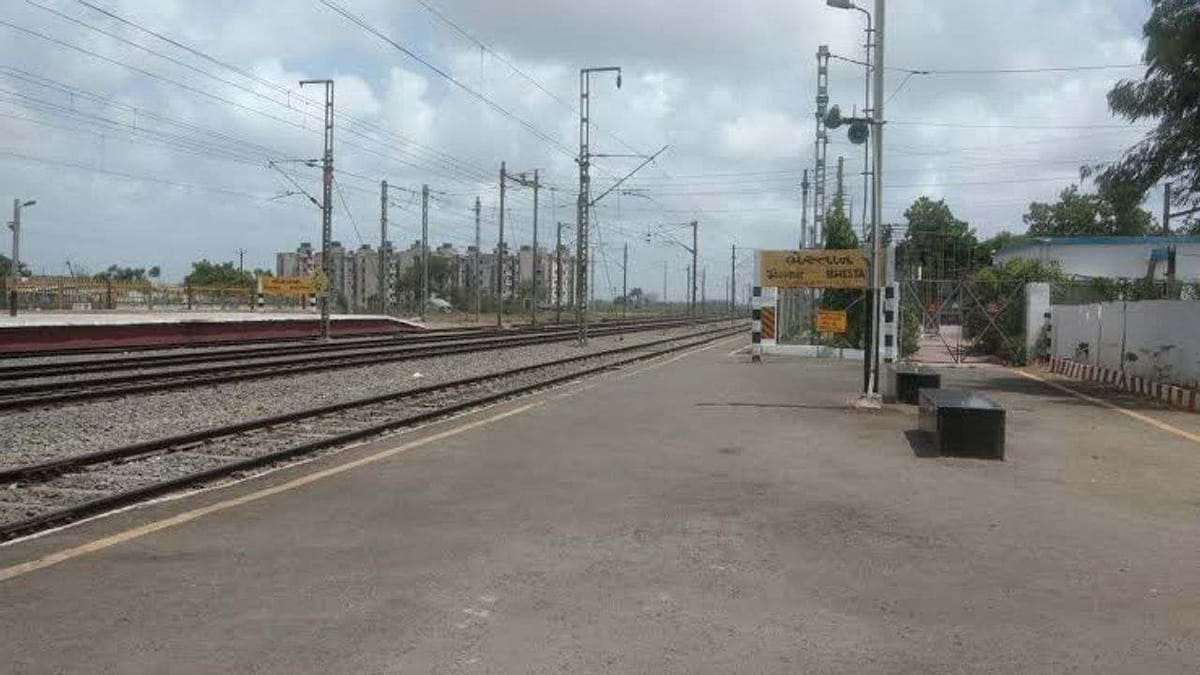 Surat : ટ્રેનોમાં મહિલાઓની સુરક્ષાના દાવા વચ્ચે મહિલા યાત્રી સાથે યુવકોએ ગાળાગાળી કરી,ભેસ્તાન સ્ટેશન પર પતિ સહીત બે પર ચપ્પુ વડે હુમલો