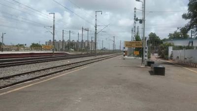 Surat : ટ્રેનોમાં મહિલાઓની સુરક્ષાના દાવા વચ્ચે મહિલા યાત્રી સાથે યુવકોએ ગાળાગાળી કરી,ભેસ્તાન સ્ટેશન પર પતિ સહીત બે પર ચપ્પુ વડે હુમલો