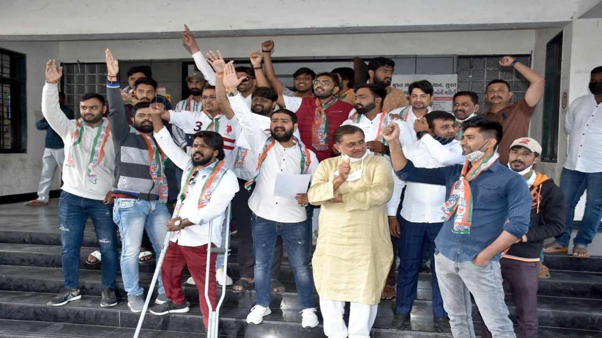 સુરતમાં હેડ ક્લાર્ક પેપર લીક મામલે યૂથ કોંગ્રેસે કલેકટરને આવેદન પત્ર આપ્યું, ફરી પરીક્ષા યોજવા માંગ સુરતમાં હેડ ક્લાર્ક પેપર લીક મામલે યૂથ કોંગ્રેસે કલેકટરને આવેદન પત્ર આપ્યું, ફરી પરીક્ષા યોજવા માંગ