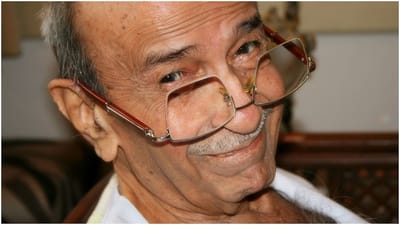 આજે તારક મહેતાનો જન્મ દિવસ છે. તારક એક ભારતીય હાસ્ય કલાકાર, લેખક અને નાટ્યકાર હતા જેઓ તેમની ઉંધા ચશ્મા કૉલમ માટે જાણીતા છે. તેણે ગુજરાતમાં ઘણા કોમેડી શો કર્યા છે. તેઓ ગુજરાતી રંગભૂમિનું જાણીતું નામ હતું. 