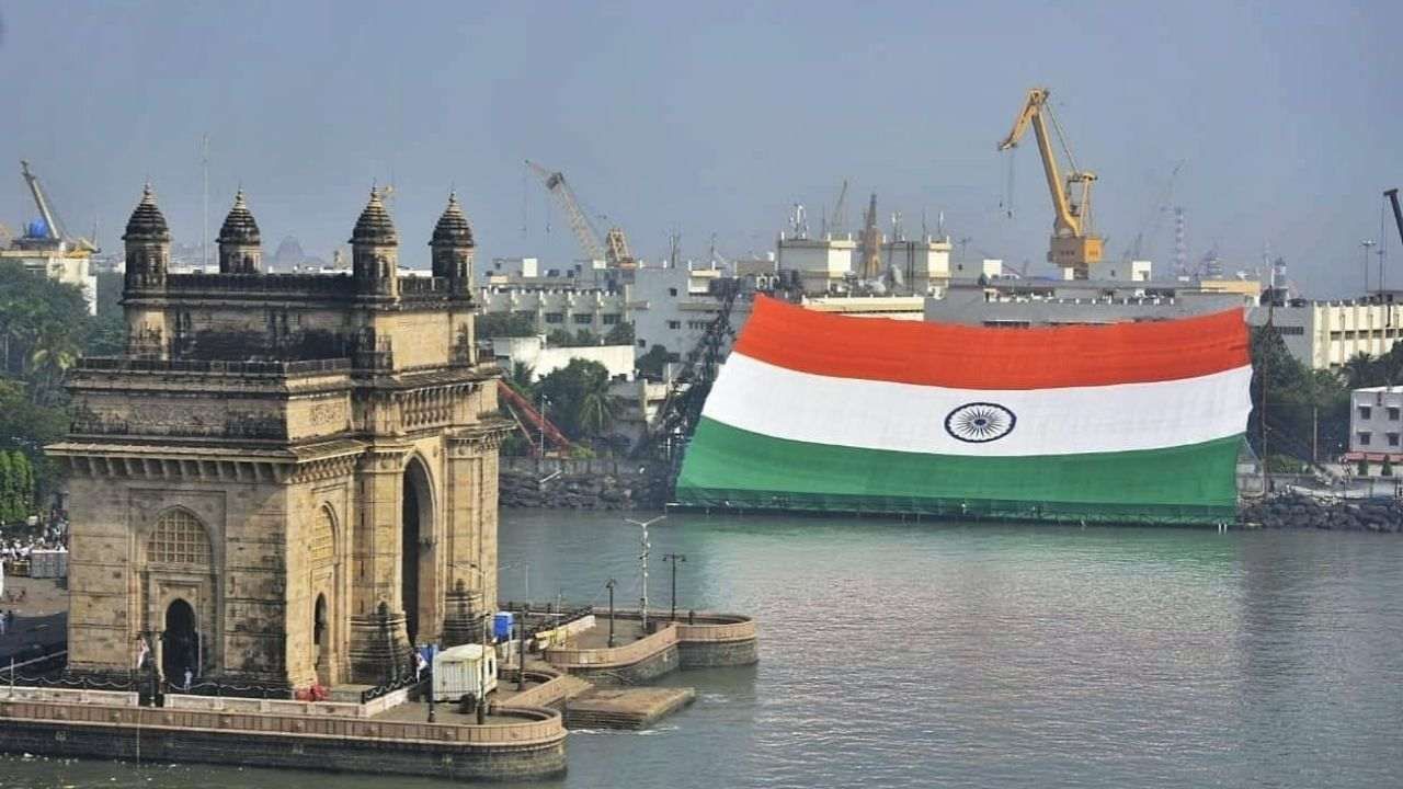 MUMBAI : નેવી ડે પર ભારતીય નૌસેનાએ વિશ્વના સૌથી મોટા 225 ફૂટ લાંબા રાષ્ટ્રધ્વજનું પ્રદર્શન કર્યું