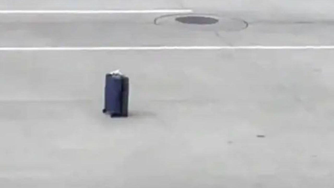 Viral : એરપોર્ટ રેમ્પ પર પોતાની રીતે જ દોડતી જોવા મળી લગેજ બેગ ! વીડિયો વાયરલ થતા યુઝર્સ કહ્યુ  યે તો જાદુ હૈ