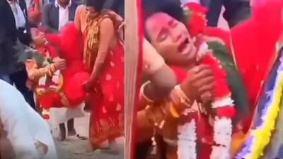 Viral: રોઈ રોઈ દુલ્હને ગામ માથે લીધુ! પરિવારે ટિંગાટોળી કરી બેસાડી કારમાં, જૂઓ દુલ્હનનો હાઈ વોલ્ટેજ ડ્રામા