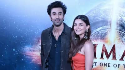 રણબીર કપૂરે ભીડમાં આલિયાનો આ રીતે કર્યો બચાવ, બંનેનો વિડીયો થઇ રહ્યો છે સોશિયલ મીડિયામાં વાયરલ