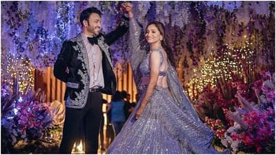 અંકિતા લોખંડે અને વિકી જૈન 14 ડિસેમ્બરે લગ્નના બંધનમાં બંધાયા હતા અને બંનેએ હવે તેમના જીવનની નવી સફર શરૂ કરી છે.
મુંબઈમાં બંનેના ભવ્ય લગ્ન થયા હતા જેમાં ઘણા સેલેબ્સ પહોંચ્યા હતા. અંકિતા અને વિકીની મહેંદીથી લઈને રિસેપ્શન સુધીના તમામ ફંક્શન ખૂબ જ ભવ્ય હતા. મુંબઈમાં તમામ ફંક્શન્સ પૂરા થયા પછી, બંનેએ રાયપુરમાં રિસેપ્શન આપવાનું હતું કારણ કે વિકી ત્યાંનો રહેવાસી છે અને તે ત્યાં પણ બધા સાથે ઉજવણી કરવા માંગે છે.